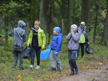 Sprzątanie lasu ze Szkołą Podstawową nr 9 w Skierniewicach, K.Nowak