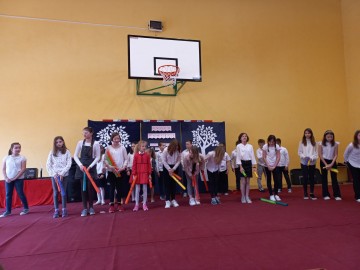 Sad tradycyjny przy SP Niesułków (gm. Stryków), 